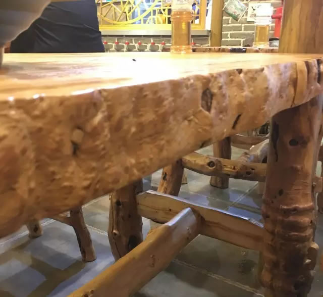 老翟板面精致的老榆木桌子